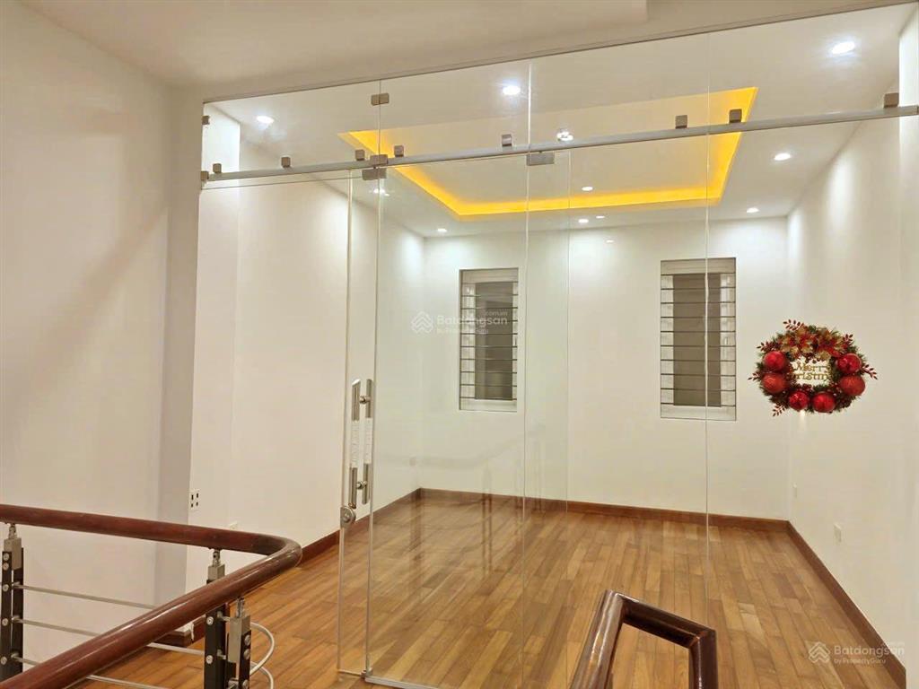 Gấp oto vào nhà lê trọng tấn 2 thoáng oto chờ thang máy 55m x 4t gần phố.