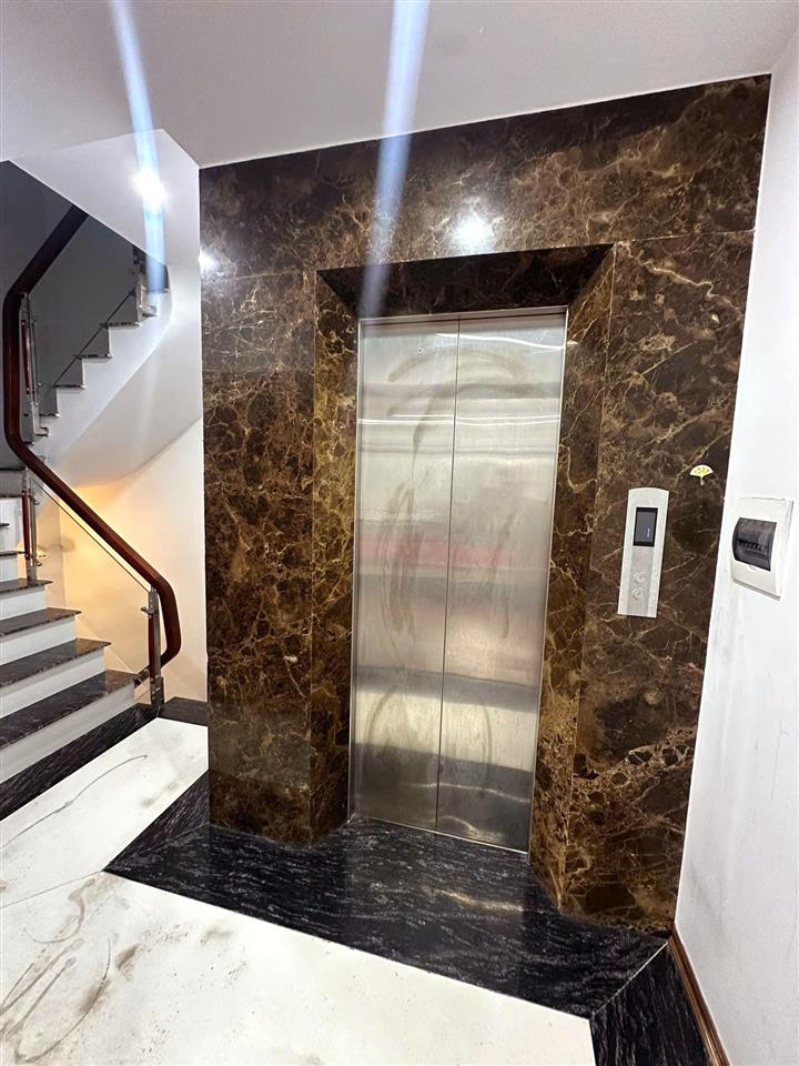 Hiếm lô góc gara 2 ô tô bán nhà hoàng văn thái 58m²6t tặng nội thất 2 tỷ