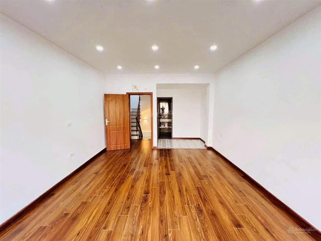 Hiếm  5m ra mặt phố nguyễn lân  lê trọng tấn  ngõ thông  ô tô đỗ cửa nhà  dt 35m.