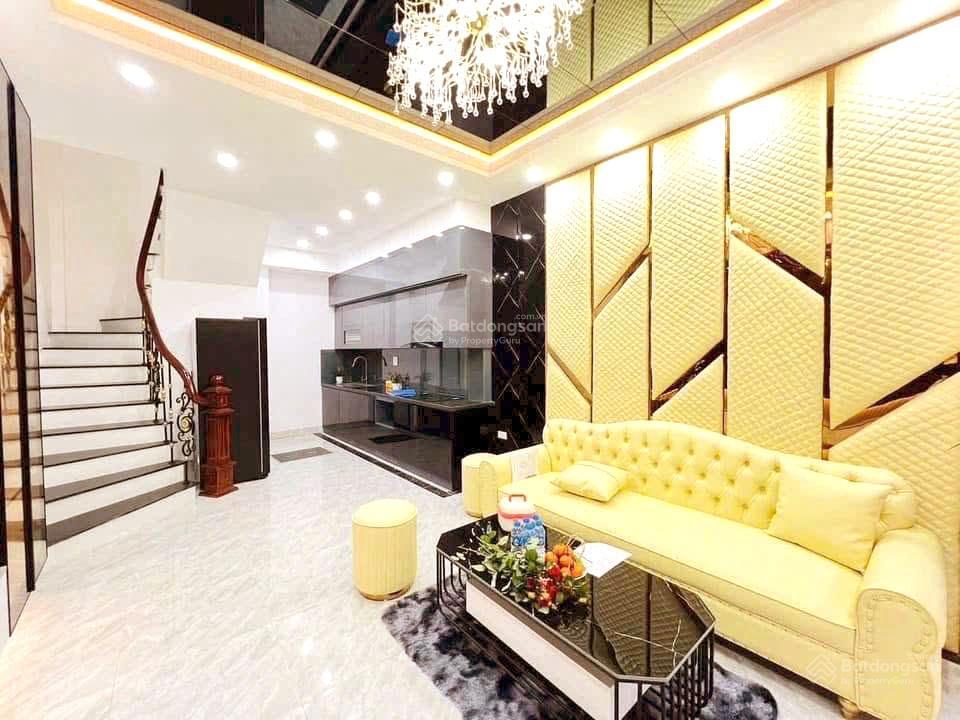Hiếm  5m ra mặt phố nguyễn lân  lê trọng tấn  ngõ thông  ô tô đỗ cửa nhà  dt 35m.
