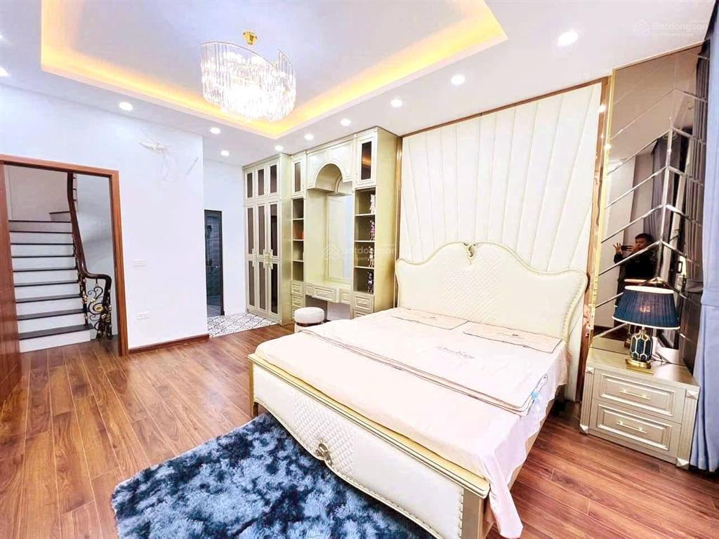 Hiếm  5m ra mặt phố nguyễn lân  lê trọng tấn  ngõ thông  ô tô đỗ cửa nhà  dt 35m.