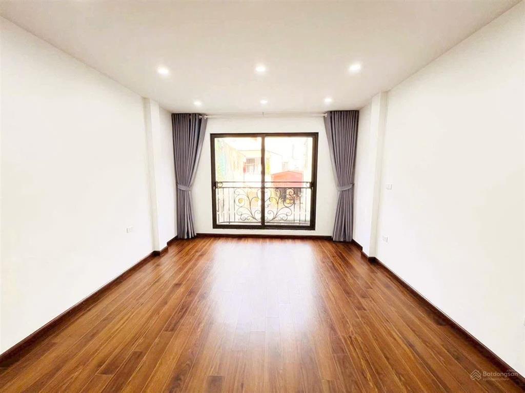 Hiếm  5m ra mặt phố nguyễn lân  lê trọng tấn  ngõ thông  ô tô đỗ cửa nhà  dt 35m.