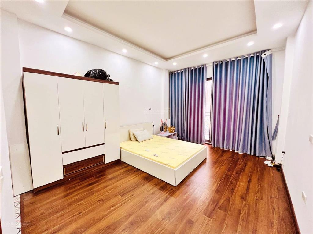 Hiếm  5m ra mặt phố nguyễn lân  lê trọng tấn  ngõ thông  ô tô đỗ cửa nhà  dt 35m.