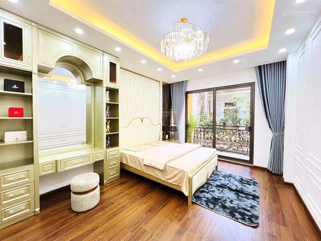 Hiếm  5m ra mặt phố nguyễn lân  lê trọng tấn  ngõ thông  ô tô đỗ cửa nhà  dt 35m.