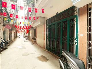 40m ra mặt phố nguyễn chí thanh mặt tiền rộng 6m, ngõ oto 7 chỗ qua nhà dt 49m.