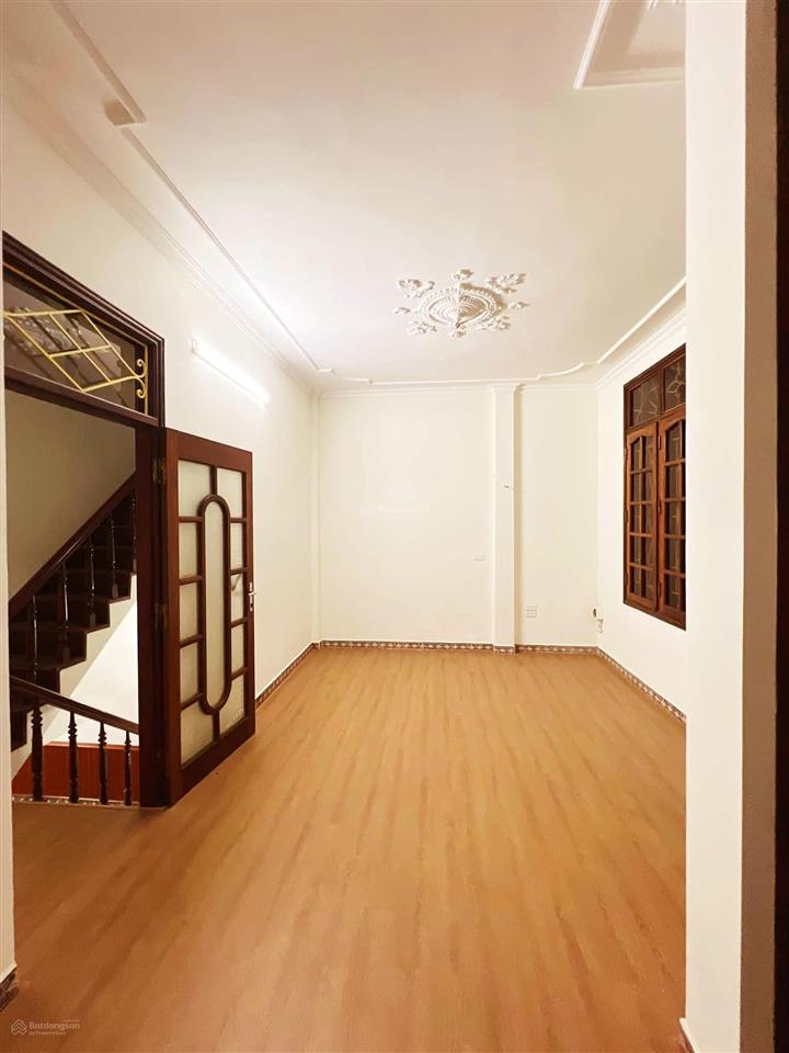 40m ra mặt phố nguyễn chí thanh mặt tiền rộng 6m, ngõ oto 7 chỗ qua nhà dt 49m.