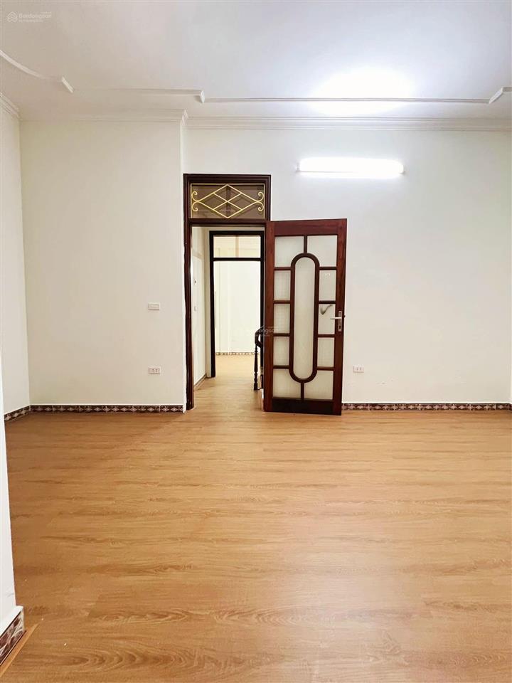 40m ra mặt phố nguyễn chí thanh mặt tiền rộng 6m, ngõ oto 7 chỗ qua nhà dt 49m.