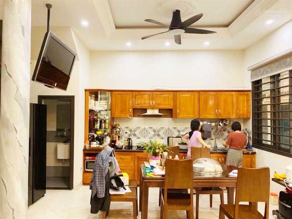 Lô góc  ô tô vào nhà  bán nhà phan đình giót  ngõ rộng  thoáng đẹp  dt 44/55m.