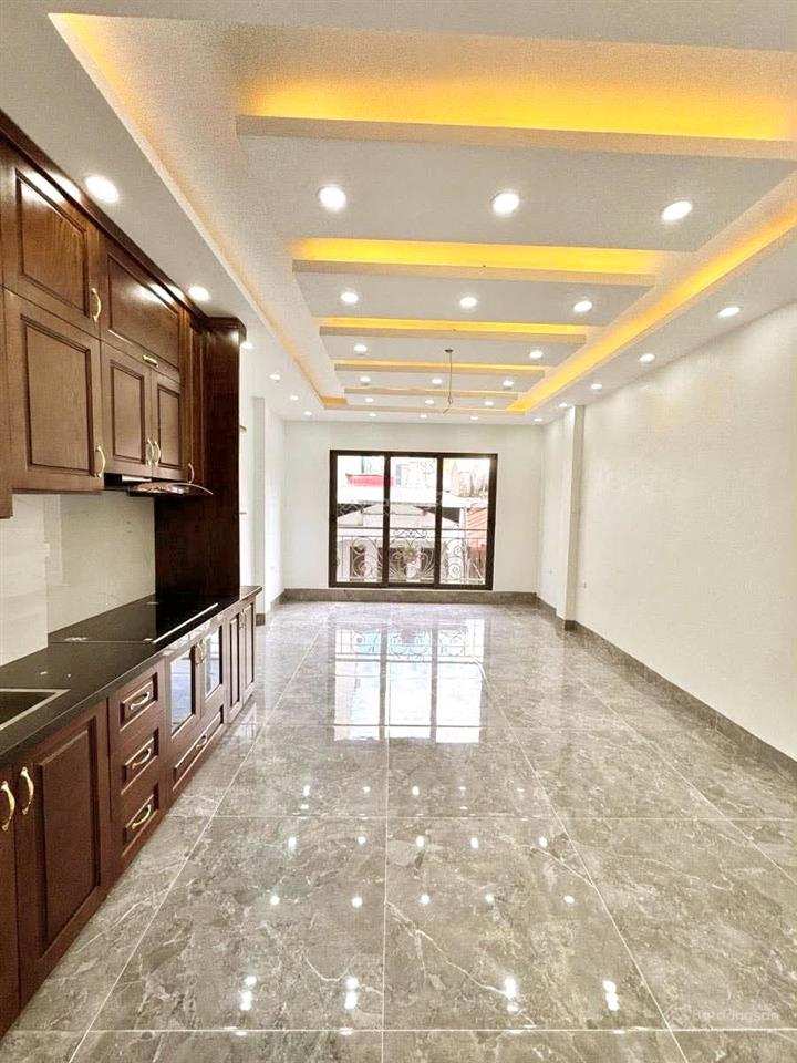 Bán nhà hoàng quốc việt  vỉa hè  oto tránh  2 mặt thoáng  dt 31/35m.