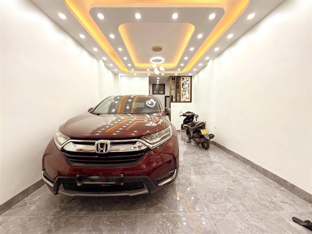 Bán nhà hoàng quốc việt  vỉa hè  oto tránh  2 mặt thoáng  dt 31/35m.