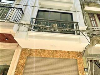 Bán nhà hoàng quốc việt  vỉa hè  oto tránh  2 mặt thoáng  dt 31/35m.