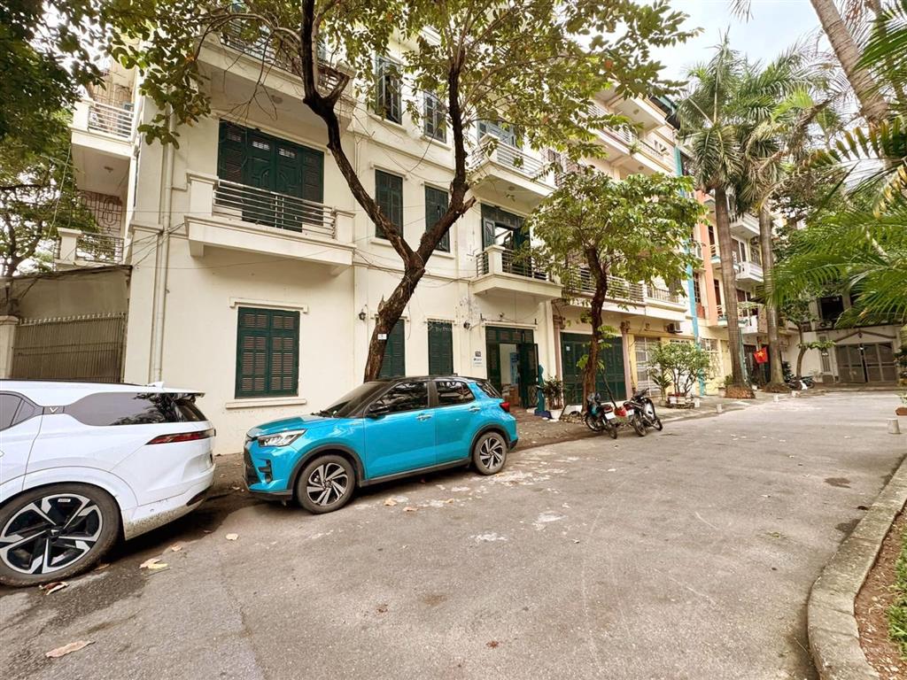 Hạ 5 tỷ! giá cực tốt  lô góc mặt phố  kđt trung yên  dt 93/95m, mặt tiền 18m.
