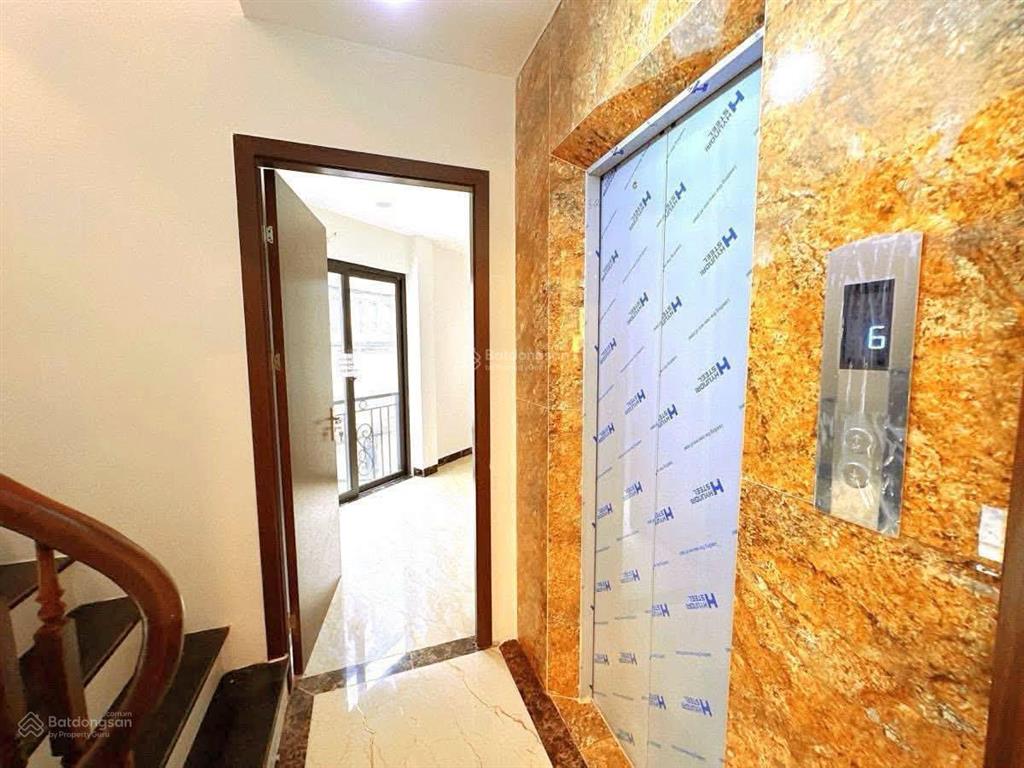 Lô góc, view hồ, bán nhà hoàng quốc việt, ô tô vào nhà, vị trí đẹp, dt 51m², xây 6 tầng.