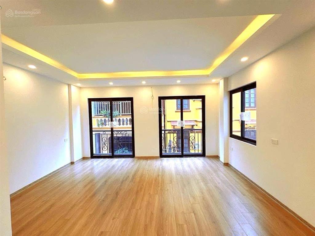 Lô góc, view hồ, bán nhà hoàng quốc việt, ô tô vào nhà, vị trí đẹp, dt 51m², xây 6 tầng.