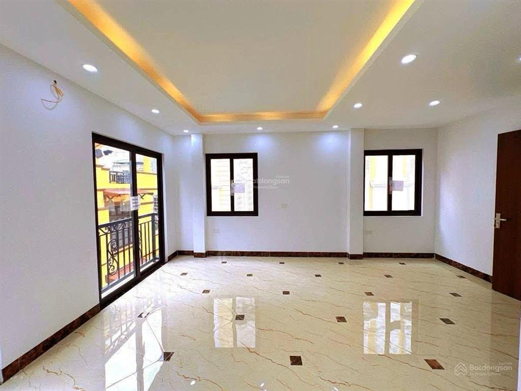 Lô góc, view hồ, bán nhà hoàng quốc việt, ô tô vào nhà, vị trí đẹp, dt 51m², xây 6 tầng.