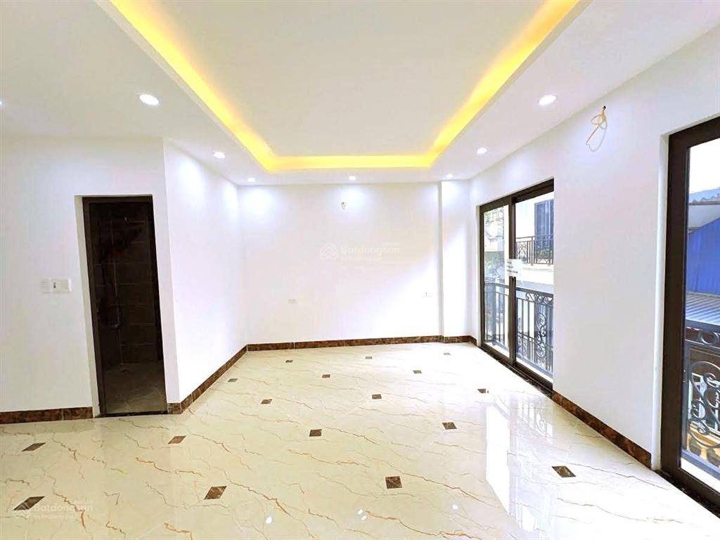 Lô góc, view hồ, bán nhà hoàng quốc việt, ô tô vào nhà, vị trí đẹp, dt 51m², xây 6 tầng.