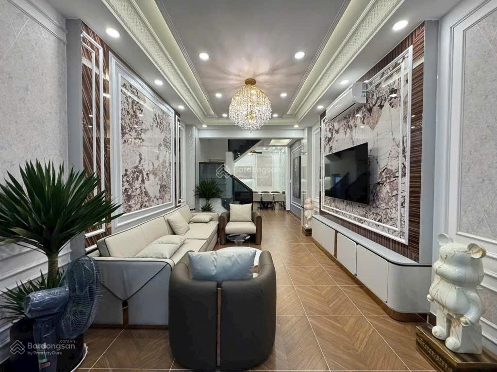 Nhà đẹp đủ nội thất lý phục man quận 7  tk 4 tầng  4pn  nhỉnh 11 tỷ gần vincom