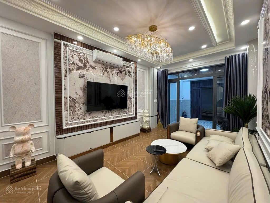 Nhà đẹp đủ nội thất lý phục man quận 7  tk 4 tầng  4pn  nhỉnh 11 tỷ gần vincom