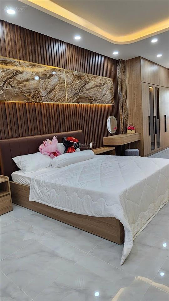 Xe hơi đậu nhà giáp phú mỹ hưng quận 7  dt 4,2 x 18m  tk 4 tầng  4pn  đủ nội thất  nhỉnh 8 tỷ