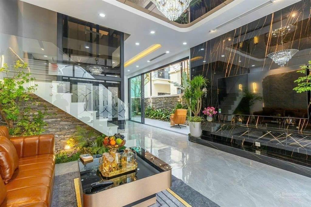 Vin 2 em cần bán căn dt 65m2, giá tốt, chỉ 9 tỷ, mt 5 rộng rãi, đã có sổ đỏ.