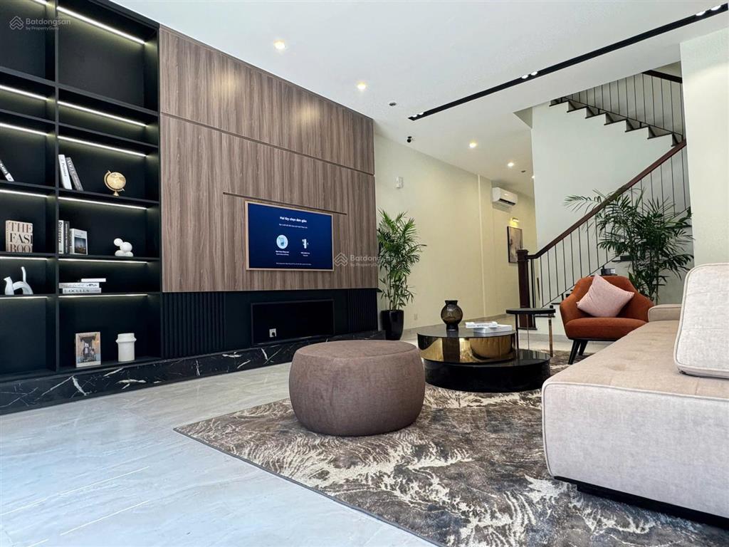 Cho gia đình thuê căn biệt thự sân vườn, vị trí đẹp  0974 078 ***