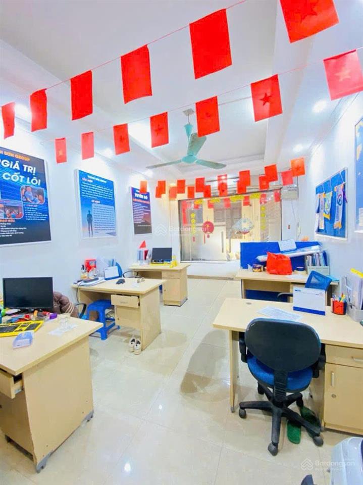 Chính chủ bán nhà ngõ to phân lô ngay kdt lão thành cách mạng trung kính. dt 55m2x5t đẹp, nhà dân.