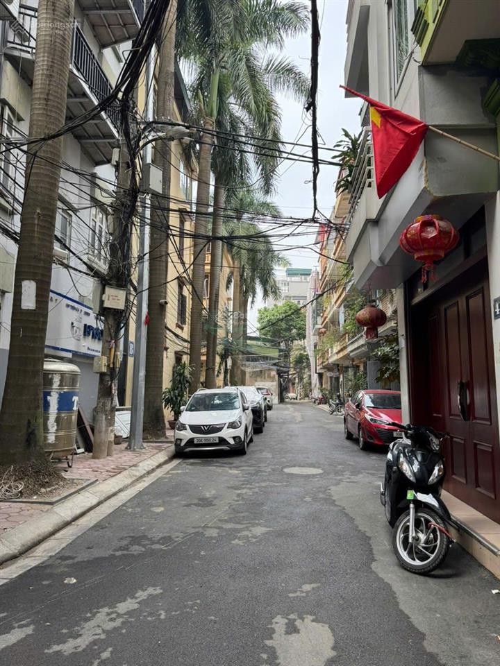 Chính chủ bán nhà ngõ to phân lô ngay kdt lão thành cách mạng trung kính. dt 55m2x5t đẹp, nhà dân.