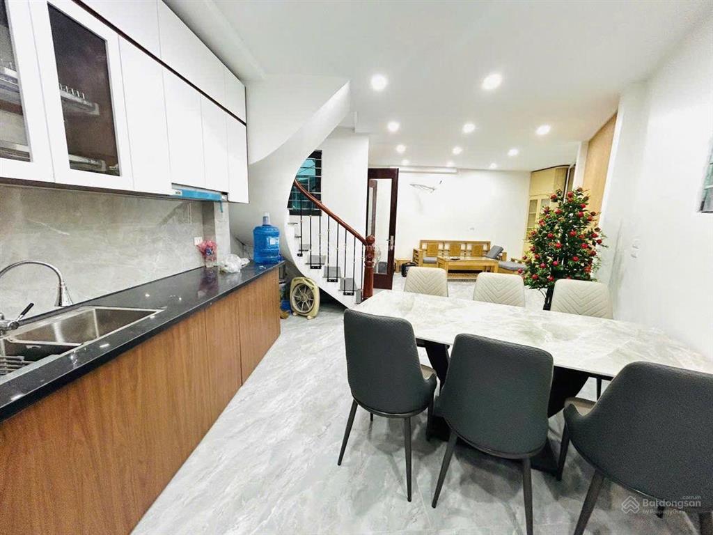 Tôi chính chủ bán nhà phố lạc trung  trần khát chân dt 48m2 x 4t 3 bước chân ra phố giá 9.9 tỷ