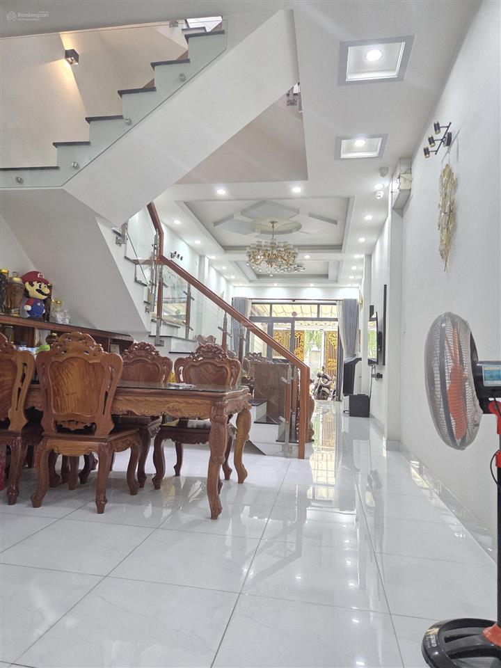 Nhà ngay gần chợ thủ đức  nhà 3 tầng  nhà mới đẹp  sổ hồng riêng hoàn công đầy đủ