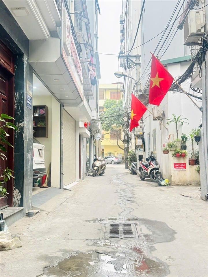 Nhà tô hiệu  ô tô vào nhà  35m2 sổ đỏ chính chủ giá hơn 6 tỷ
