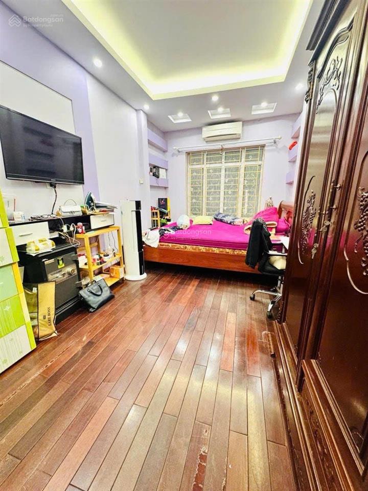 Nhà 5 tầng dân xây kiên cố. ngay mỗ lao tiếp giáp cầu trắng, gần trường học