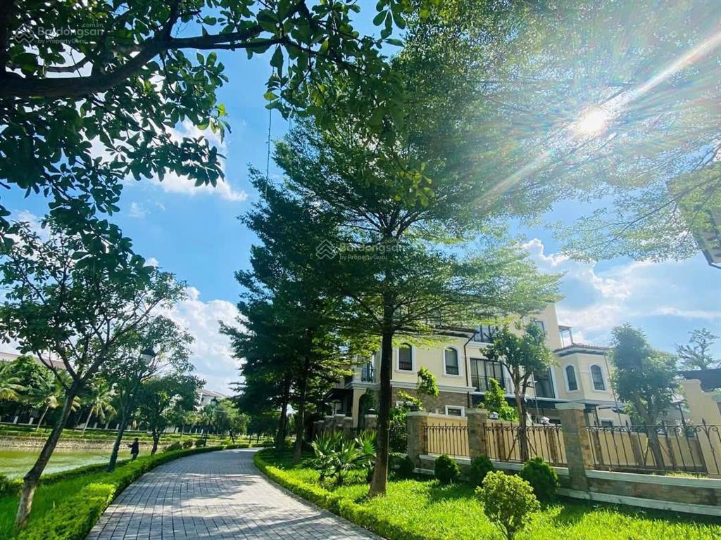 Bán lô biệt thự 210m2  cách hồ 40m. sổ đỏ nhà hoàn thiện mặt ngoài giá 36 tỷ