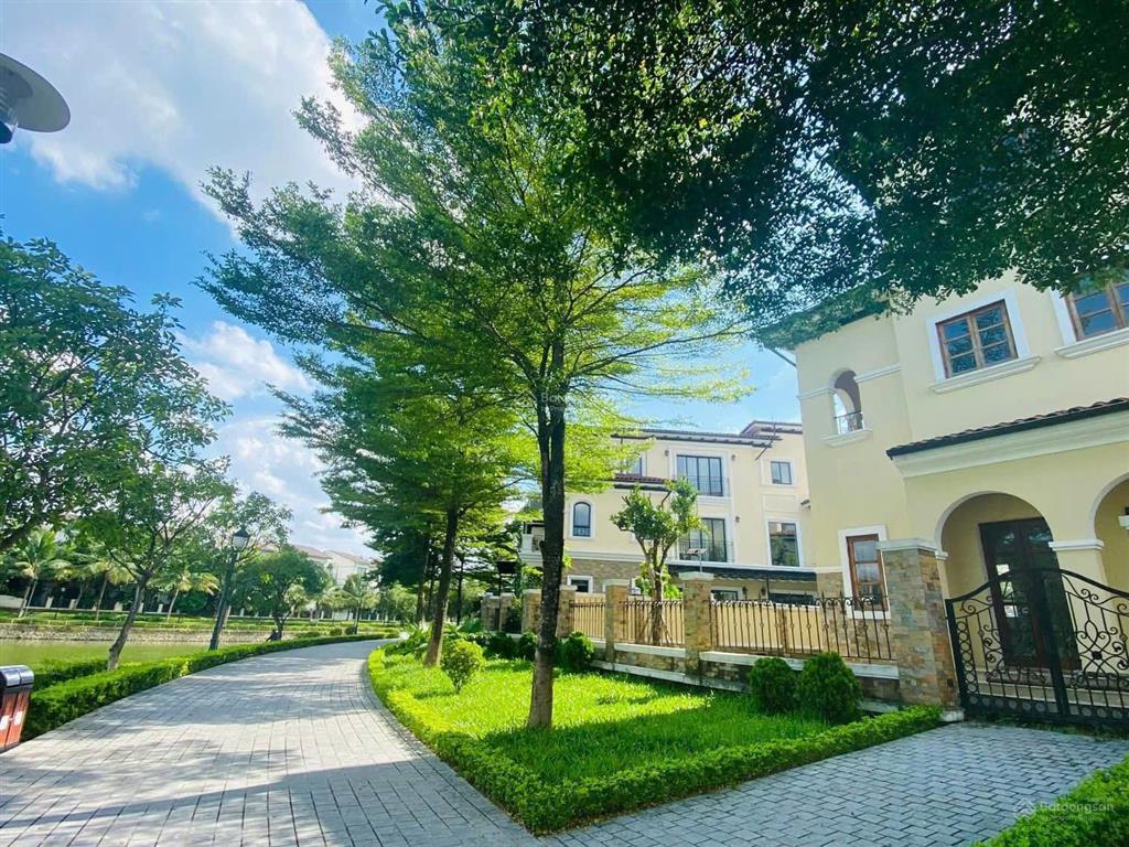 Bán lô biệt thự 210m2  cách hồ 40m. sổ đỏ nhà hoàn thiện mặt ngoài giá 36 tỷ