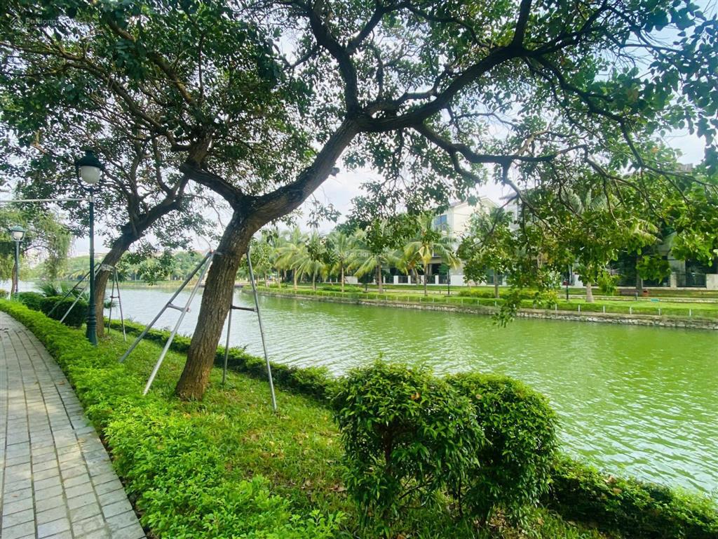 Bán lô biệt thự 210m2  cách hồ 40m. sổ đỏ nhà hoàn thiện mặt ngoài giá 36 tỷ