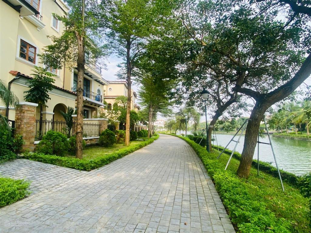 Bán lô biệt thự 210m2  cách hồ 40m. sổ đỏ nhà hoàn thiện mặt ngoài giá 36 tỷ