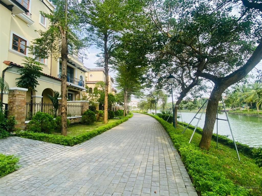 Bán lô biệt thự 210m2  cách hồ 40m. sổ đỏ nhà hoàn thiện mặt ngoài giá 36 tỷ