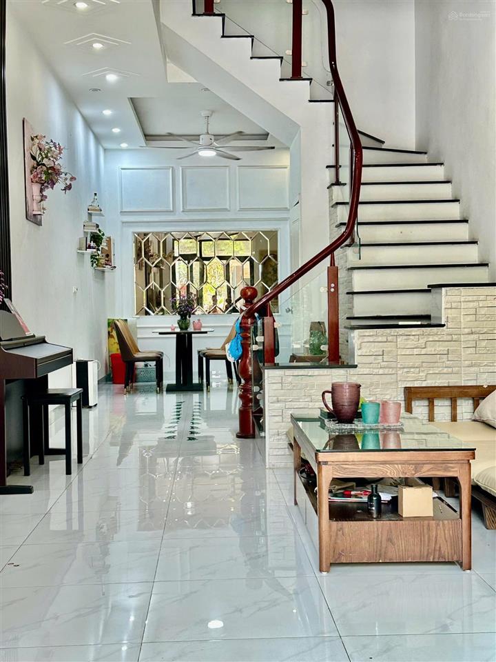 Hơn 12 tỷ 50m2 ngay gần công viên thiên văn học  sổ đỏ chính chủ