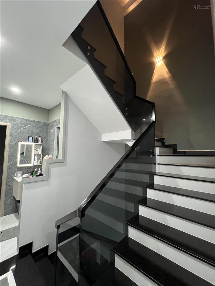Duy nhất 1 căn mới tinh tặng nội thất cao cấp chủ xây ở chủ qua nhật định cư bán gấp giá quá tốt