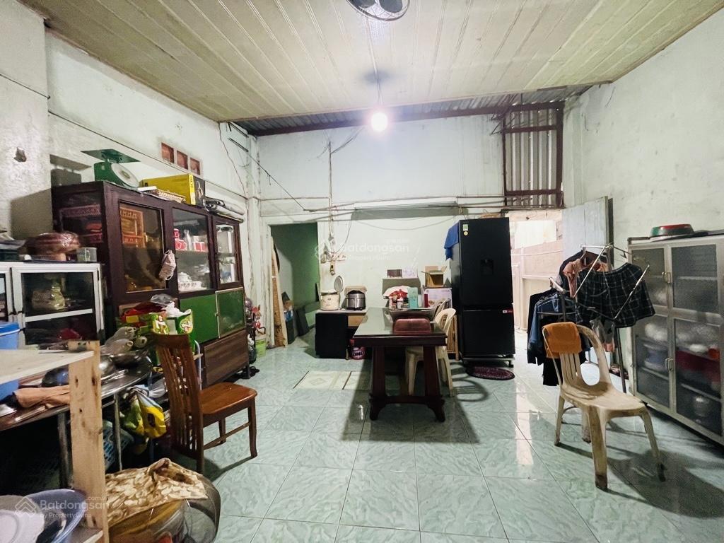 Chính chủ lâu đời bán đất tặng nhà 2 tầng giá quá tốt mt đường 835 10m sổ vuông đẹp