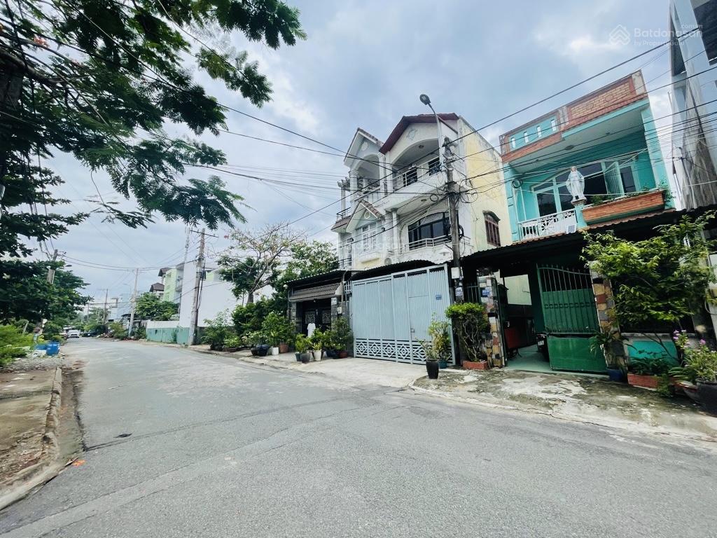 Chính chủ lâu đời bán đất tặng nhà 2 tầng giá quá tốt mt đường 835 10m sổ vuông đẹp