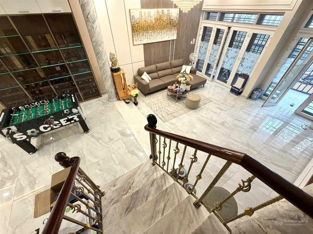 Nhà kín bán gấp. mt 5,3m trường sa. dài 20m. cn 130m2. 3 tầng. hđt 50tr. giá 24,2 tỷ.