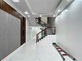 Nhà 4 tầng mặt đường bến láng  lê hồng phong