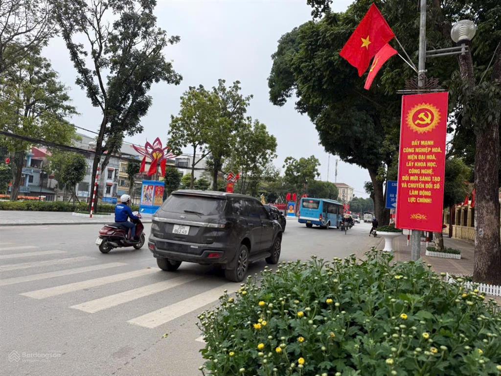 Bán đất thị trấn siêu vip  trị trí đắc địa2 ô tô tránh cách tt thị trấn 800m  99m