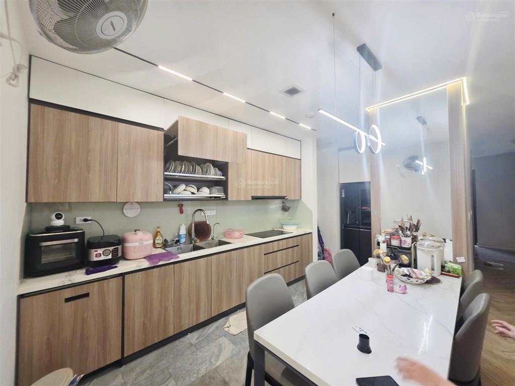 Cho thuê căn hộ siêu rộng 178m2 4pn hướng mát full nội thất giá thuê 31 triệu tháng tại splendora