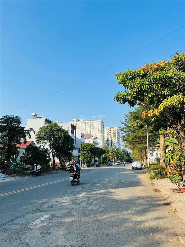 Bán nhà 4 tầng mặt tiền d1 (25m) kdc nam long  phước long
