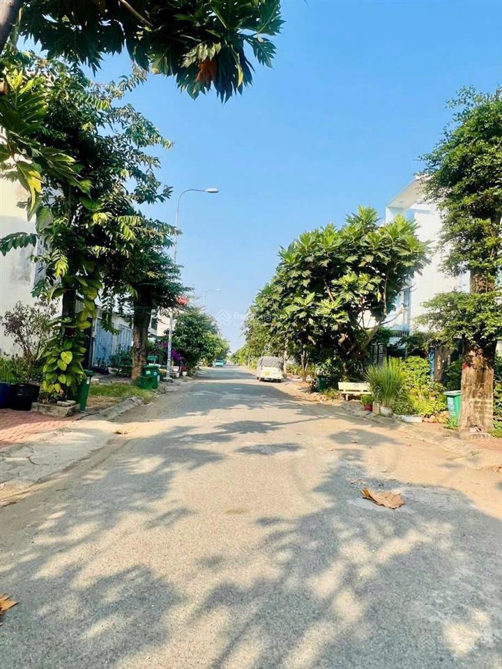 Mặt tiền d2 (16m) kdc nam long  đỗ xuân hợp. giá tốt 11 tỷ