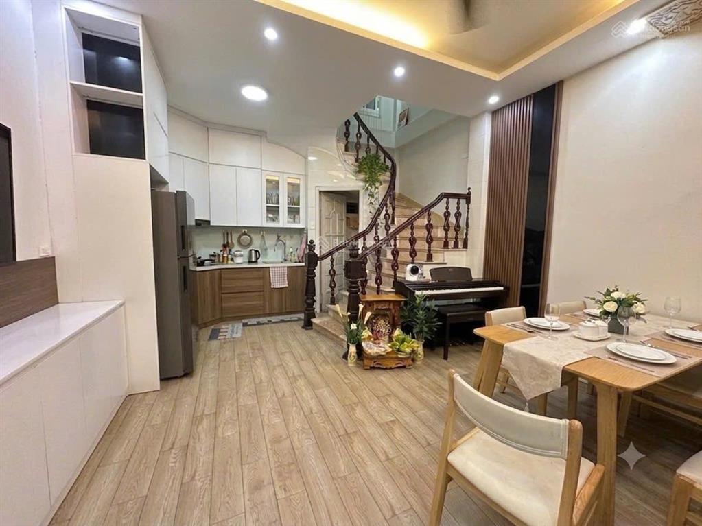 Bán nhà hbt gần bách  kinh  xây, 35m2, x 5 tầng  vị trí vàng, ngõ nông sạch đẹp.