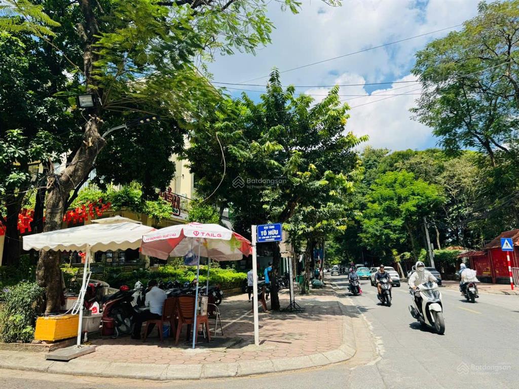 Bán nhà mặt phố chùa hà  làng quốc tế thăng long  lô góc 3 mặt view hồ  sổ đỏ 665m2  giá 299 tỷ