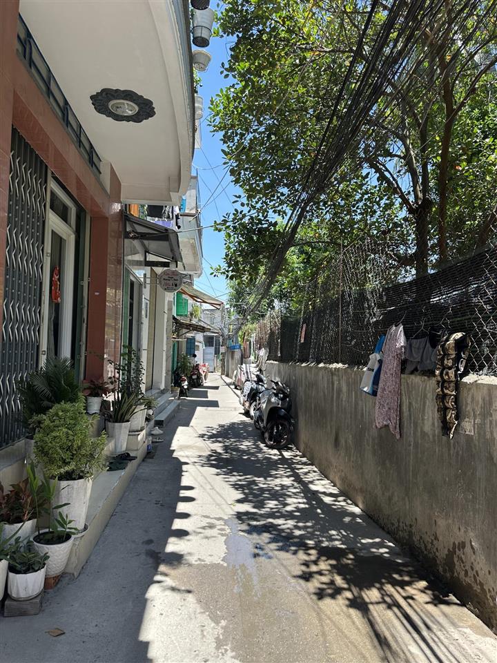 Bán nhà trung tâm nha trang hẻm 1170 đường 2/4 phường vạn thắng. giá bán 2,3 tỷ sổ đỏ riêng.