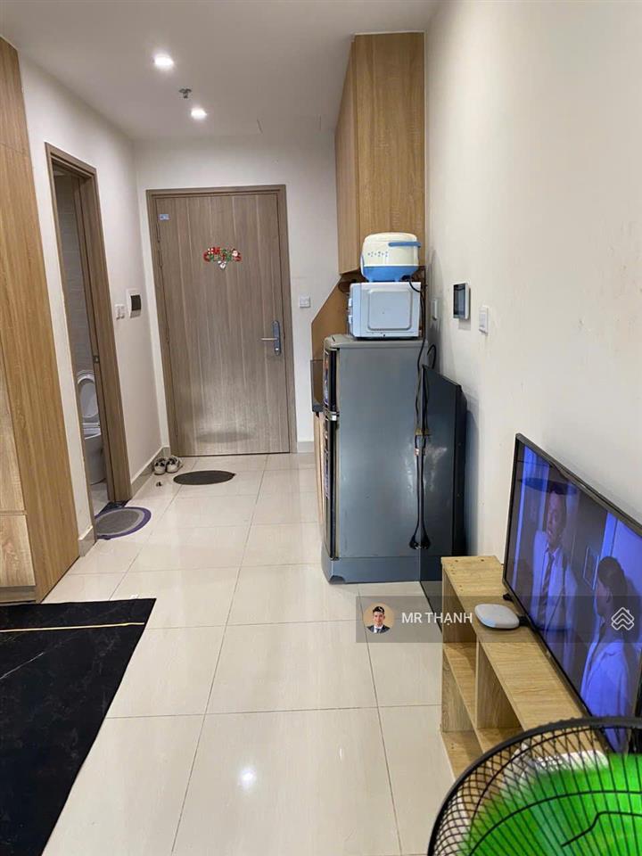 Bán căn studio full nội thất, dt 30m2, đang có hđ thuê, sổ đỏ giá 1,5 tỷ công chứng trong ngày